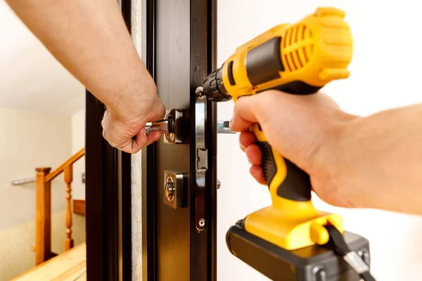 Hombre Reparando Picaporte Handyman Reparar Cerradura Puerta Habitación — Foto de Stock