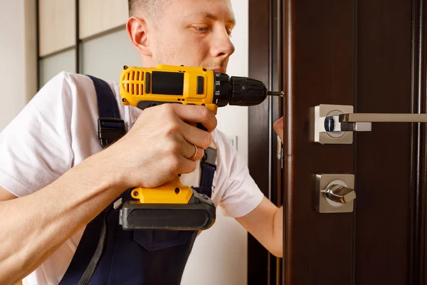 Hombre Reparando Picaporte Handyman Reparar Cerradura Puerta Habitación — Foto de Stock