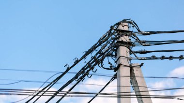 Yüksek voltaj direği. Yüksek voltajlı gökyüzü arkaplanı.