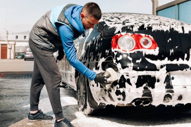 Otomobil yıkamada arabasını yıkayan adam Express Oto Yıkama