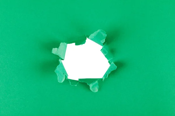 Grünes Loch Papier Mit Aufgerissenen Seiten — Stockfoto