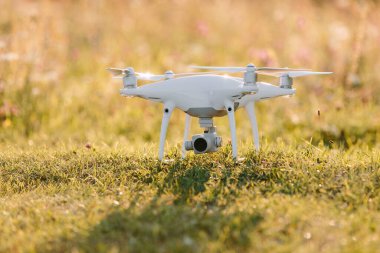 Dron kuad helikopteri yeşil alana.