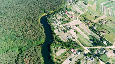 Kameralı bir dron, güzel bir yaz nehri yüksekten küçük bir nehir
