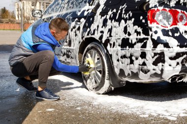 Otomobil yıkamada arabasını yıkayan adam Express Oto Yıkama