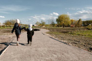 Parkta koşan Mutlu Çocuk
