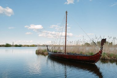Güzel yaz gündoğumunda nehirde tekneler