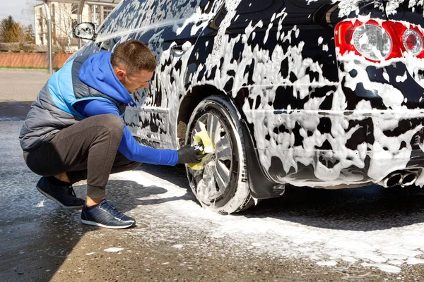 Otomobil yıkamada arabasını yıkayan adam Express Oto Yıkama