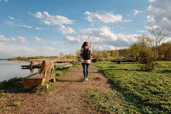 Ragazza Con Uno Zaino Viaggia Ragazza Felice Natura — Foto Stock