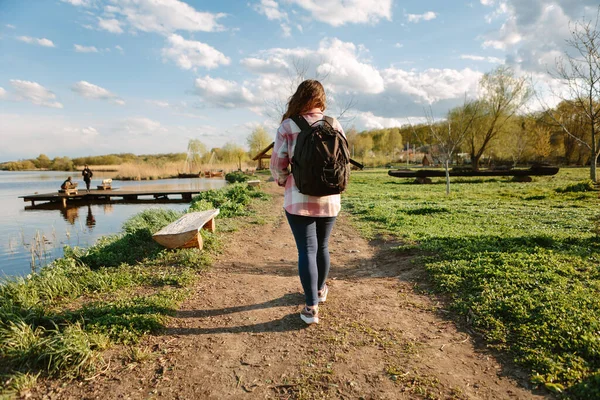 リュックを背負った少女が旅に出る 自然の中で幸せな女の子 — ストック写真