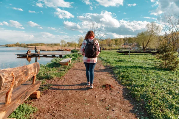 リュックを背負った少女が旅に出る 自然の中で幸せな女の子 — ストック写真