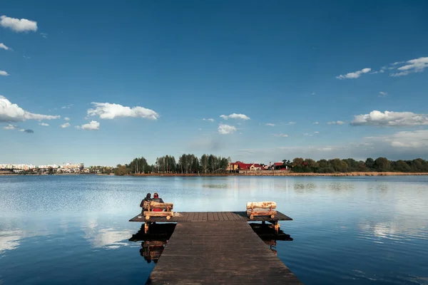 湖上的木制石墙 — 图库照片