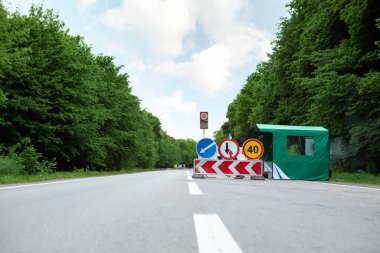 Yoldan sapma tabelası. Trafik tabelası sapağı. Yoldaki bariyer. kapalı alan inşaatı