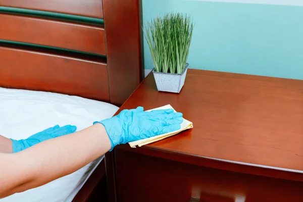Gömlekli Bir Kadını Evi Temizliyor Masadaki Tozları Temizleme Beziyle Siliyor — Stok fotoğraf