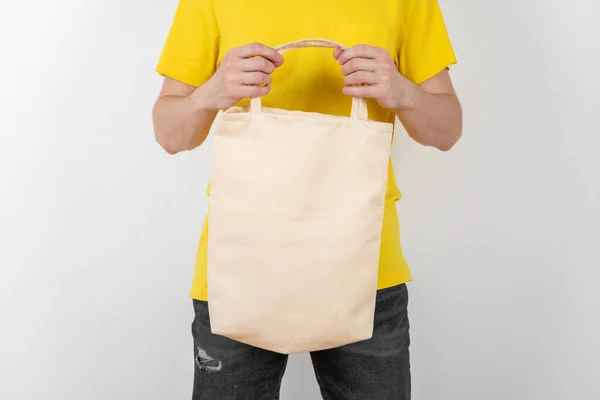 Jongeman Houdt Witte Textiel Eco Tas Witte Achtergrond Mockup Voor — Stockfoto