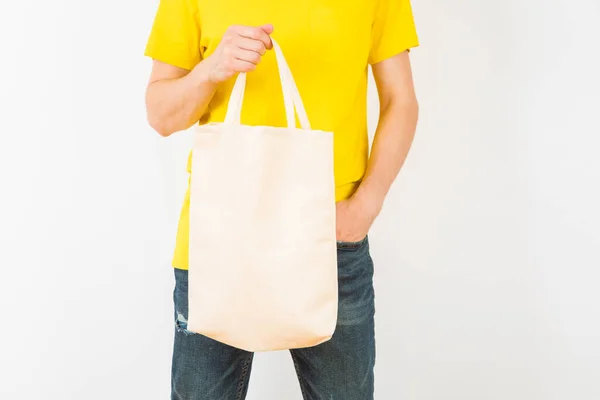 这个年轻人把白色的纺织品生态袋放在白色背景上 用于设计的模型 — 图库照片