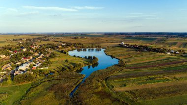 Güneşli bahar gününde kırsal manzaranın en üst görüntüsü. Ev ve yeşil alan. Drone fotoğrafçılığı