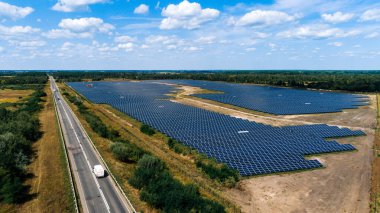Güneş panelleri havadan görünüyor. Güneş panelleri sistem güç jeneratörleri güneşten