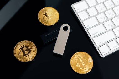 Altın Bitcoin madeni para üzerimizde. Yakın plan. Elektronik kripto para birimi
