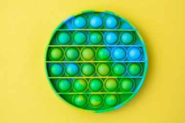 Gökkuşağı Boş bir fotokopi arkaplanındaki oyuncağı oynat