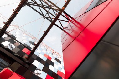 Geniş açılı geniş açılı arka plan görüntüsü. Açık mavi, yüksek katlı, camdan yapılmış gökdelen. Başarılı endüstriyel mimari ve ofis merkezi konsepti