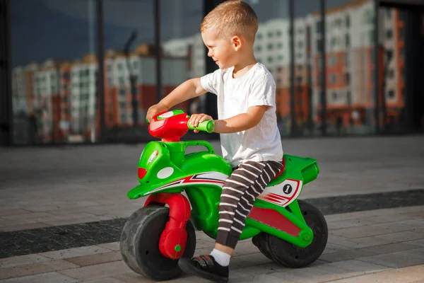 Niño Una Motocicleta Bebé — Foto de Stock