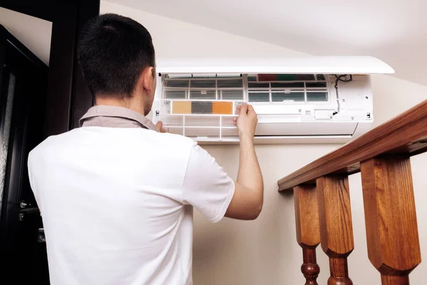Manlig Tekniker Rengöring Luftkonditionering Inomhus — Stockfoto