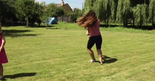 Ibu bermain dan bersenang-senang dengan bayi kecilnya sinar matahari musim panas yang hangat di taman kota — Stok Video