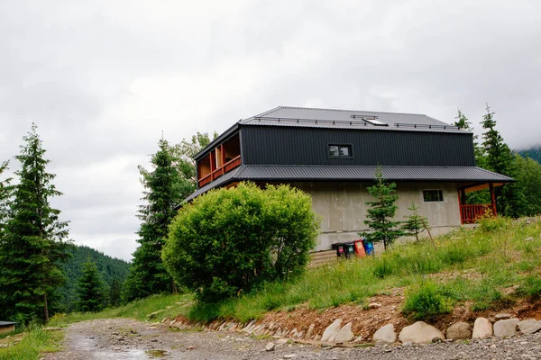 Huis Een Steile Berghelling Karpaten Tussen Het Groene Bos — Stockfoto