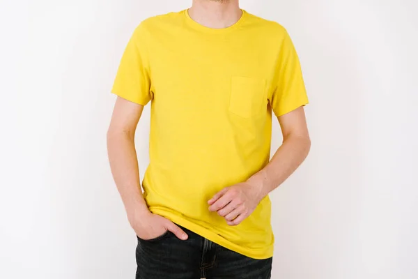 Hombre Camiseta Amarilla Espacio Para Logotipo Diseño Mockup Para Imprimir —  Fotos de Stock