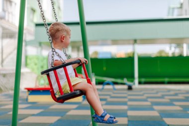 çocuk oyun bahçesinde oynuyor