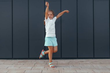 Beyaz tişörtlü küçük kız. Logonuz ya da tasarımınız için yer açın. Yazdırma için model