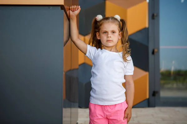 Niña Con Camiseta Blanca Espacio Para Logotipo Diseño Mockup Para — Foto de Stock