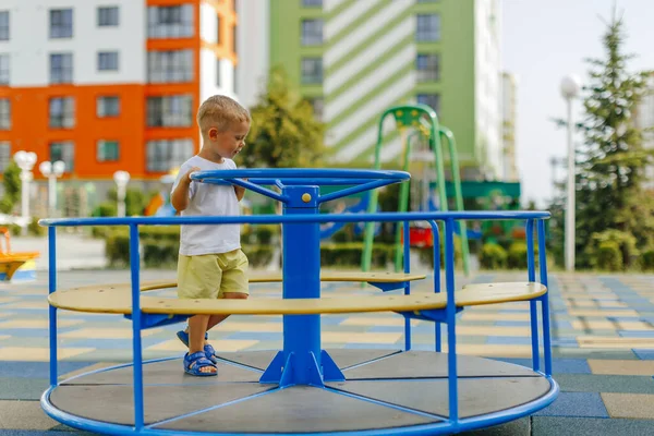 Barn Leker Lekplatsen — Stockfoto
