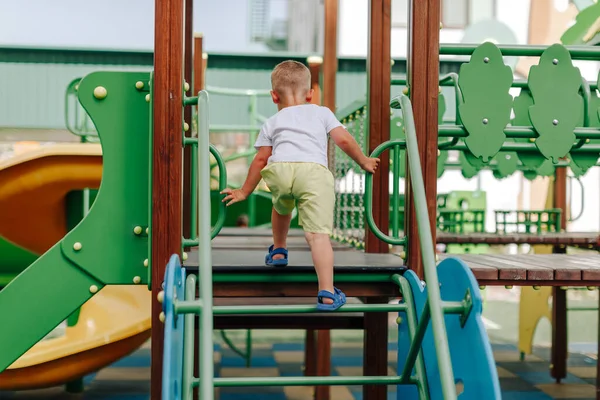 Niño Jugando Patio — Foto de Stock