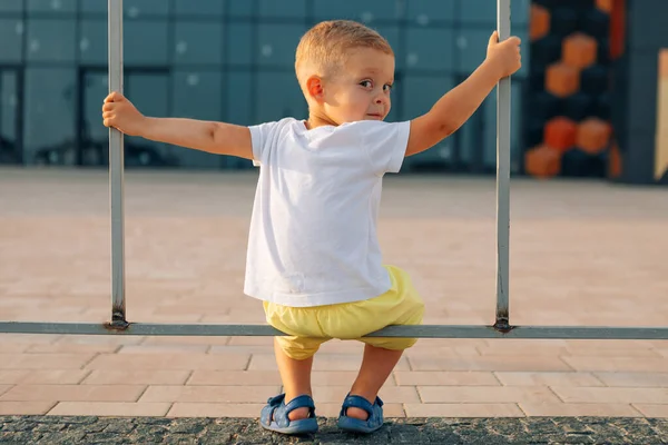 Niño Con Una Camiseta Blanca Espacio Para Logotipo Diseño Mockup — Foto de Stock