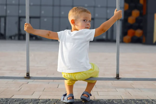 Niño Con Una Camiseta Blanca Espacio Para Logotipo Diseño Mockup — Foto de Stock