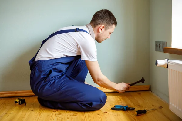 Para Hacer Reparaciones Instalando Nuevo Zócalo Hombre Hace Reparaciones Una — Foto de Stock