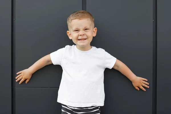 Niño Con Una Camiseta Blanca Espacio Para Logotipo Diseño Mockup — Foto de Stock