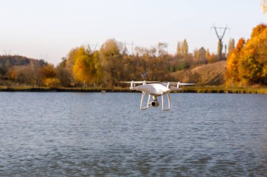 Dijital kamerası olan drone, arkaplanda bulanık nehir