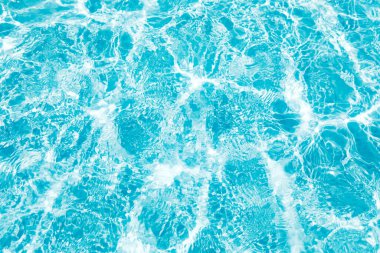 Yüzme havuzunda güneş yansıması olan dalgalı su