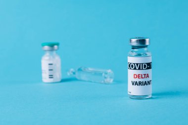 Aşı şişeleri covid - 19 delta çeşidi, ilaç şişeleri ve şırınga maviye izole edilmiş. Coronavirus DELTA 2019-ncov.