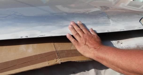 Hombre haciendo un pulimento de coche Reparación de coches — Vídeos de Stock