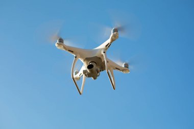 Mavi gökyüzü arka planında uçan İHA