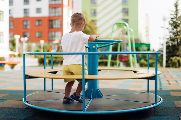 Niño Jugando Patio — Foto de Stock