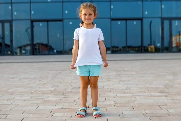 Niña Con Camiseta Blanca Espacio Para Logotipo Diseño Mockup Para — Foto de Stock