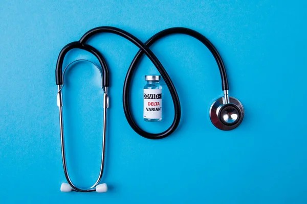 Aşı Şişeleri Covid Delta Çeşidi Ilaç Şişeleri Şırınga Maviye Izole — Stok fotoğraf
