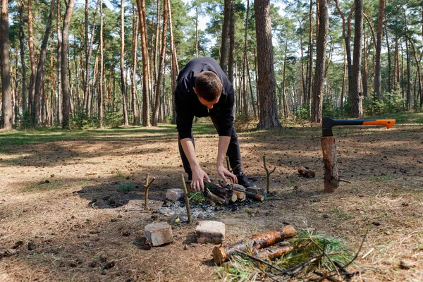 Hombre Enciende Fuego Vacaciones Familia Naturaleza —  Fotos de Stock