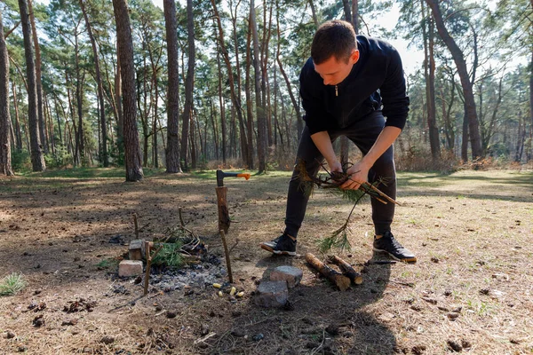 Hombre Enciende Fuego Vacaciones Familia Naturaleza —  Fotos de Stock