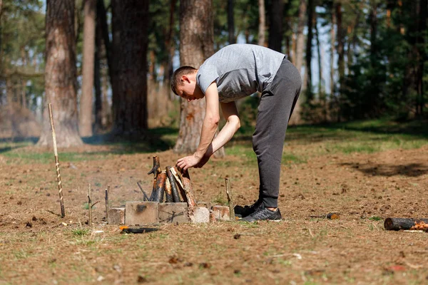 Hombre Enciende Fuego Vacaciones Familia Naturaleza —  Fotos de Stock