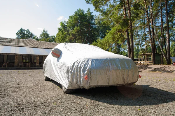 Автомобиль Находится Стоянке Автопокрытием Солнца Защита Нагрева Автомобиля — стоковое фото